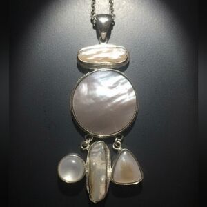 Mother of Pearl Silvertone Pendant & 20" Necklace